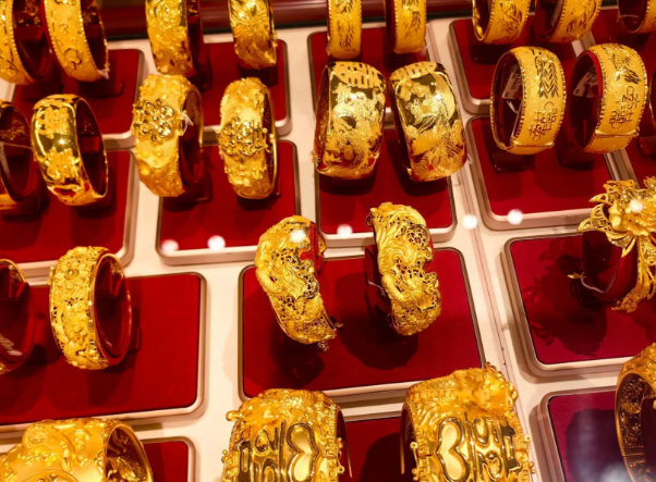 国内多家品牌金饰克价下跌 影响金饰克价波动的因素有哪些 国内多家品牌金饰克价下跌 影响金饰克价波动的因素有哪些