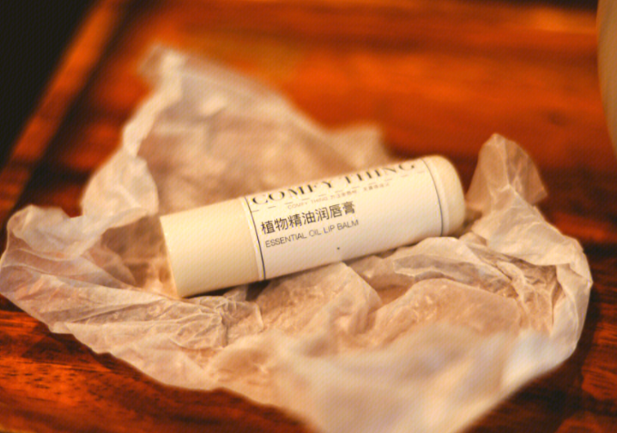 秋冬嘴唇干裂勿舔撕(2025年秋冬季唇部护理与正确保湿方法) 秋冬嘴唇干裂勿舔撕(2025年秋冬季唇部护理与正确保湿方法)