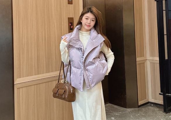 羽绒马甲搭配连衣裙温暖轻盈（羽绒马甲平衡温度与风度的冬日方案2025）