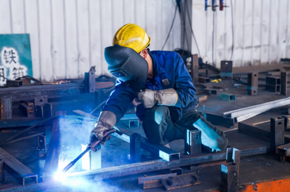 马斯克:体力劳动更难被AI取代 蓝领类工作最不容易受到AI影响