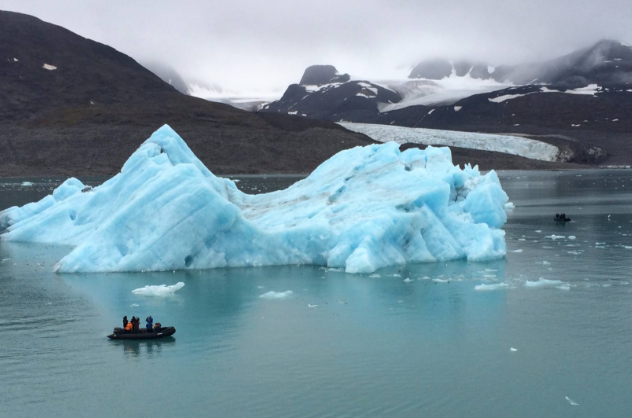 格陵兰岛面积“缩水” 格陵兰岛以每年约2厘米的速度向西北方向漂移