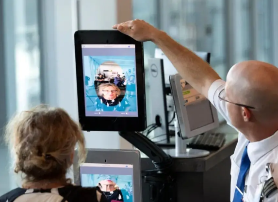 美政府“停摆”已影响超320万名旅客 美国当前空中交通管制人员配备严重不足 美政府“停摆”已影响超320万名旅客 美国当前空中交通管制人员配备严重不足