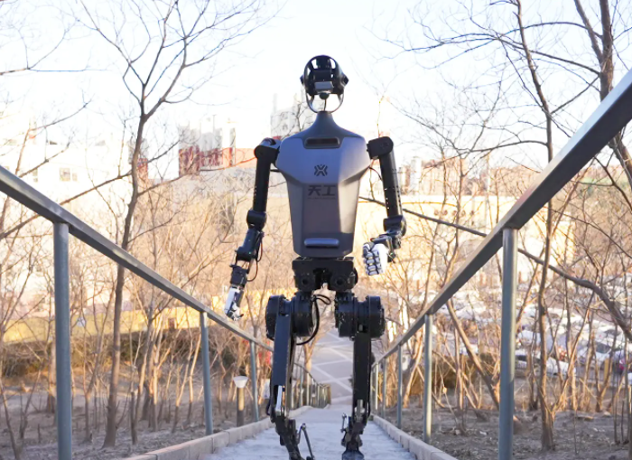 机器人助力真人陪爬山(现在年轻人爬山靠机器人躺赢了)