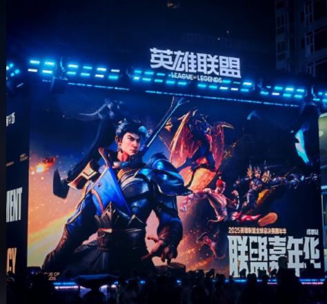 成都春熙路现巨型LOL冠军奖杯雕塑(2025联盟嘉年华来袭)