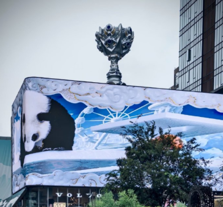 成都春熙路现巨型LOL冠军奖杯雕塑(2025联盟嘉年华来袭)