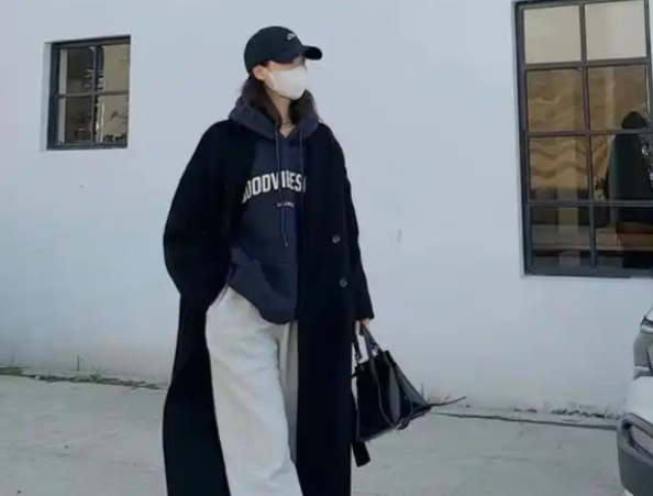 长款大衣搭配连帽卫衣减龄活力（长款大衣与卫衣的叠穿保暖方程式2025）