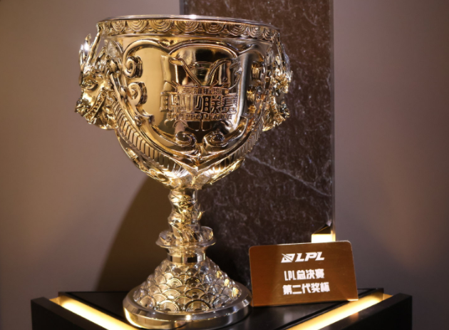 成都春熙路现巨型LOL冠军奖杯雕塑(2025联盟嘉年华来袭)