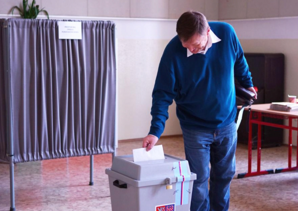 冈村富夫当选捷克众议院主席 冈村富夫成为捷克首位日裔议长 冈村富夫当选捷克众议院主席 冈村富夫成为捷克首位日裔议长