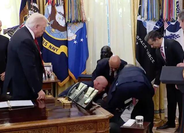 特朗普开发布会药企高管现场昏倒！男子在特朗普身边晕倒发布会中断