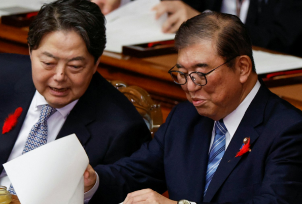 高市早苗就任后首次接受质询 质询期间日本4名前首相国会“酣睡”