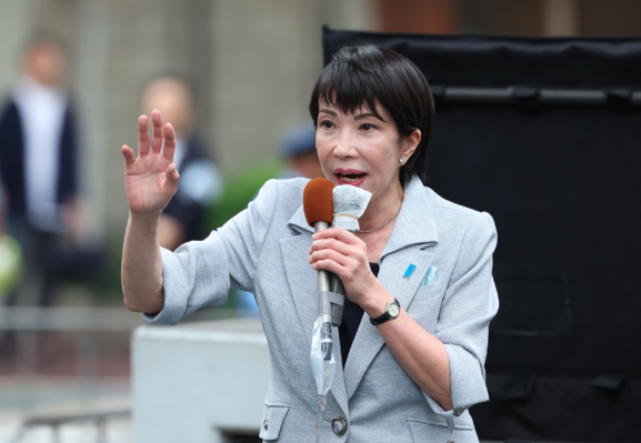 高市早苗就任后首次接受质询 质询期间日本4名前首相国会“酣睡”