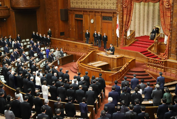 高市早苗就任后首次接受质询 质询期间日本4名前首相国会“酣睡”