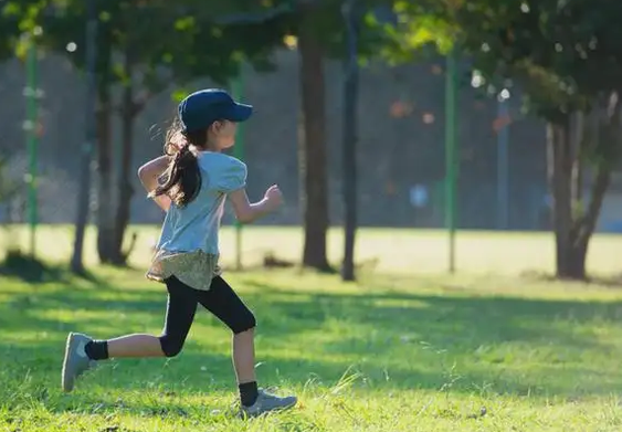 孩子跟风买的碳板鞋或毁脚 生长发育期的孩子长期穿碳板鞋会伤脚吗 孩子跟风买的碳板鞋或毁脚 生长发育期的孩子长期穿碳板鞋会伤脚吗