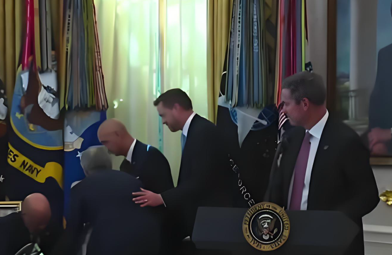 特朗普开发布会药企高管现场昏倒！男子在特朗普身边晕倒发布会中断