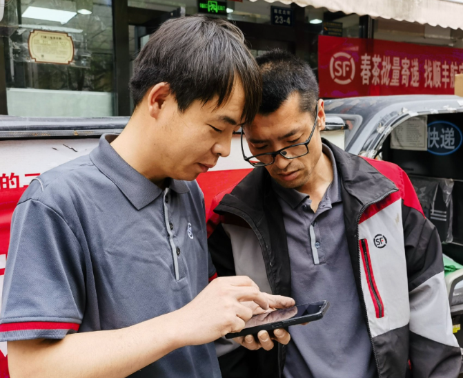 快递小哥将包裹暖心一“荡”火了！快递小哥“扔”快递被奖励6000元