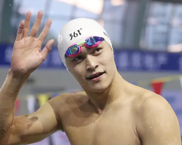 孙杨最后离开泳池向看台鞠躬 33岁孙杨晋级决赛后鞠躬致谢