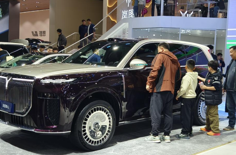 岚图泰山亮相郑州国际车展!岚图泰山1400km 综合续航 + 华为乾崑智驾 岚图泰山亮相郑州国际车展!岚图泰山1400km 综合续航 + 华为乾崑智驾