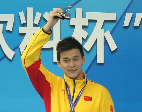 孙杨最后离开泳池向看台鞠躬 33岁孙杨晋级决赛后鞠躬致谢