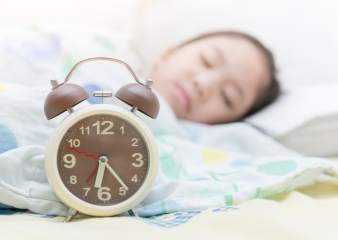 规律睡眠可降低儿童肥胖风险(早点睡觉降低儿童肥胖风险)