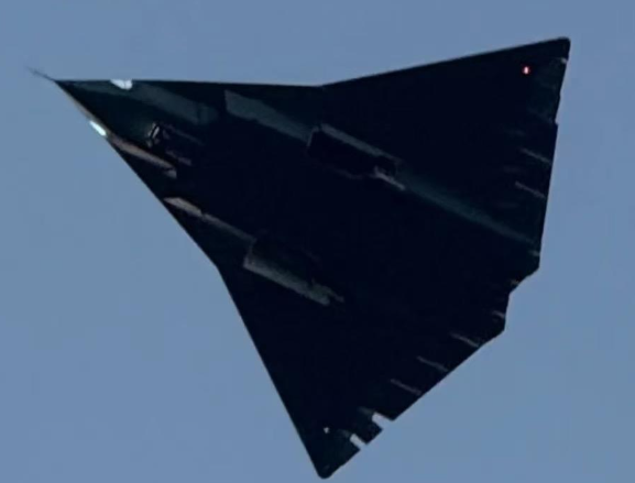 我们的飞机再也不用飞两遍 今天是人民空军成立76周年 我们的飞机再也不用飞两遍 今天是人民空军成立76周年