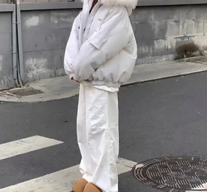 派克大衣搭配雪地靴实用至上（中长款派克大衣的实穿主义穿搭2025）