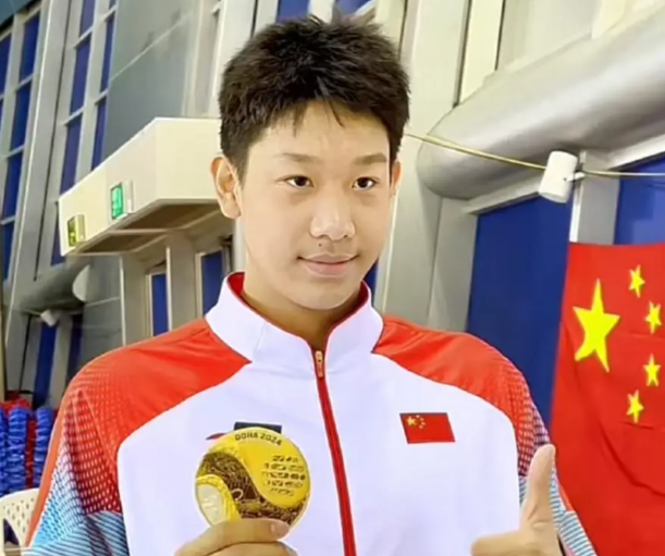 18岁张展硕击败潘展乐孙杨夺冠!18岁小将张展硕以3分42秒82的成绩夺得金牌 18岁张展硕击败潘展乐孙杨夺冠!18岁小将张展硕以3分42秒82的成绩夺得金牌