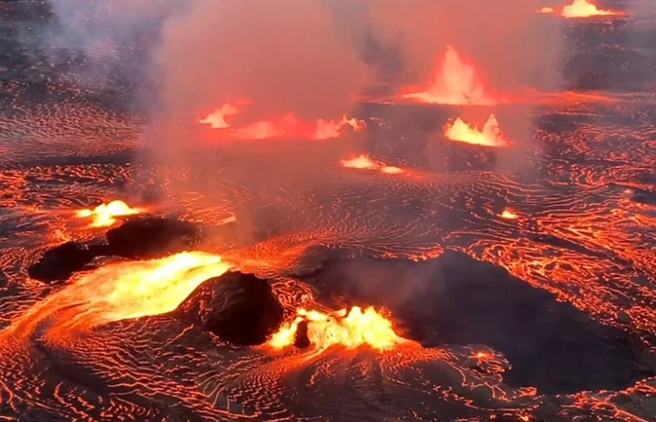 夏威夷火山喷发出现火龙卷奇观(火山喷发为啥会有火龙卷)