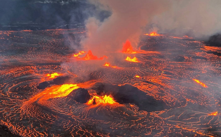夏威夷火山喷发出现火龙卷奇观(火山喷发为啥会有火龙卷)