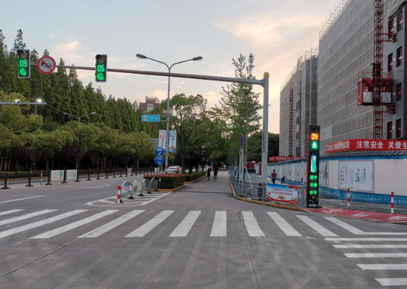 开车请注意绿灯不走也违法！绿灯不走罚款200元驾驶证记6分！