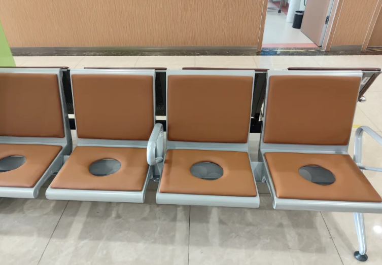 为啥医院椅子有的密密麻麻带小孔(医院椅子藏着你不知道的暖心设计) 为啥医院椅子有的密密麻麻带小孔(医院椅子藏着你不知道的暖心设计)