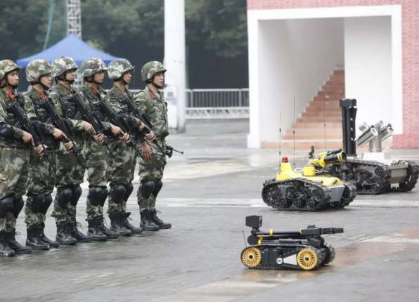 大场面!机器狗扛枪冲锋 无人装备对现代作战体系有多重要 大场面!机器狗扛枪冲锋 无人装备对现代作战体系有多重要