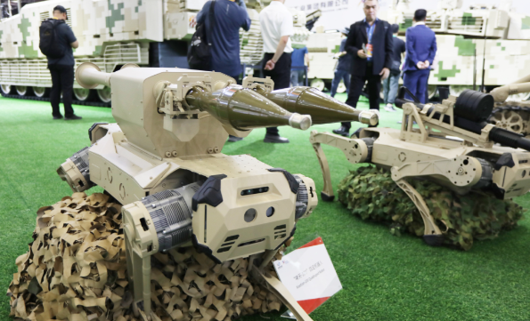 大场面!机器狗扛枪冲锋 无人装备对现代作战体系有多重要