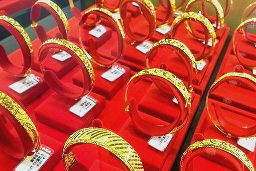 金镯10秒试戴赔千元？小孩试戴金镯10秒被索赔1000元！