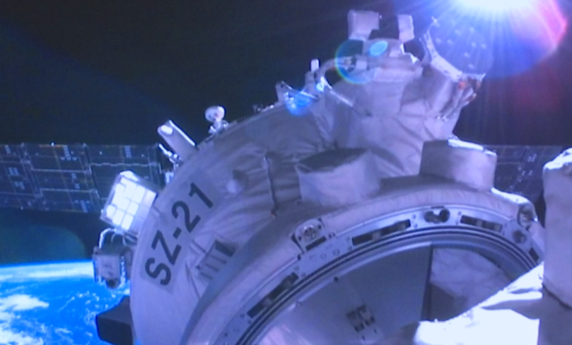 神舟二十号继续留轨开展相关试验 神舟二十号返回舱舷窗玻璃出现细微裂纹