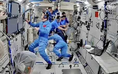 神舟二十号继续留轨开展相关试验 神舟二十号返回舱舷窗玻璃出现细微裂纹