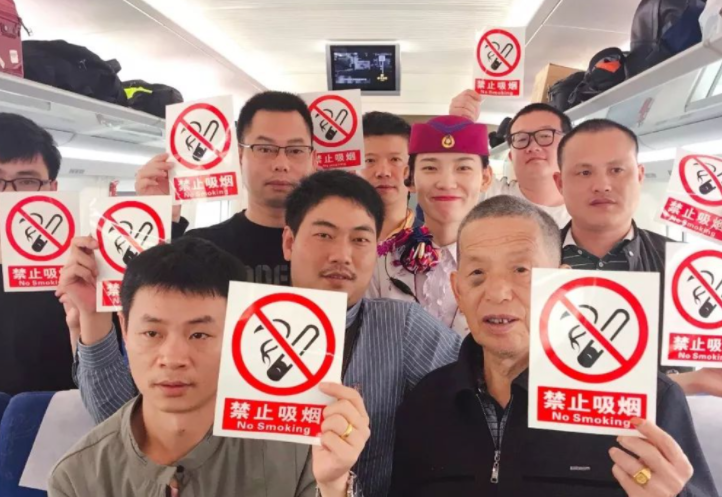 网友称乘客在火车内吸烟(普速列车车厢连接处允许吸烟) 网友称乘客在火车内吸烟(普速列车车厢连接处允许吸烟)