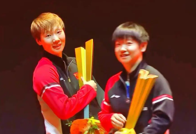 王曼昱4-2击败孙颖莎(卫冕女单冠军成历史第四人) 王曼昱4-2击败孙颖莎(卫冕女单冠军成历史第四人)