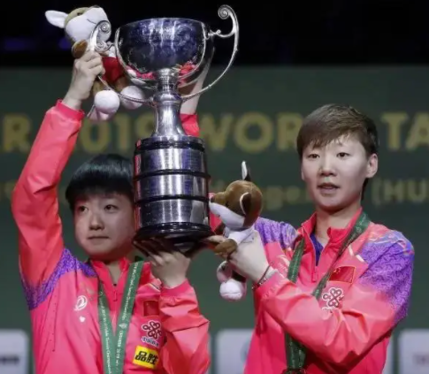 王曼昱4-2击败孙颖莎(卫冕女单冠军成历史第四人) 王曼昱4-2击败孙颖莎(卫冕女单冠军成历史第四人)