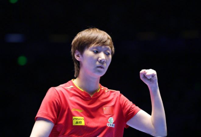 王曼昱4-2击败孙颖莎(卫冕女单冠军成历史第四人) 王曼昱4-2击败孙颖莎(卫冕女单冠军成历史第四人)