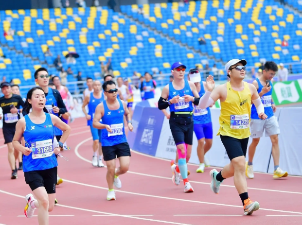 全运会百米冠军首次属于“00后”！李泽洋成为全运会首位“00后”男子百米冠军