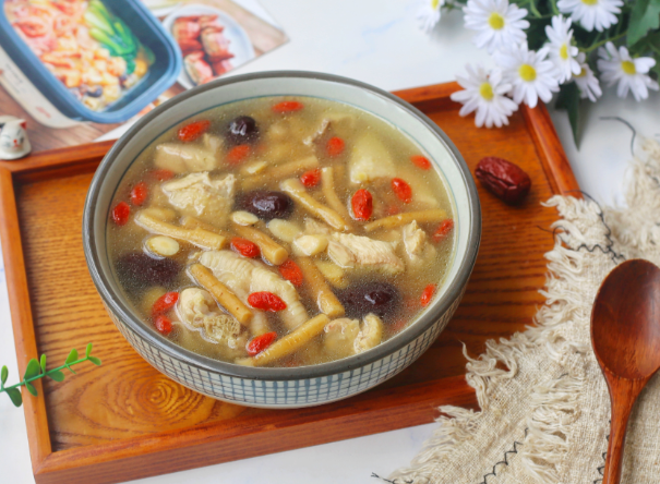 鸡汤滋补过头也上火?2025年冬季煲鸡汤的去火食材搭配法则 鸡汤滋补过头也上火?2025年冬季煲鸡汤的去火食材搭配法则