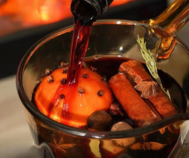 冬季热红酒养生新风潮！2025年冬季自制热红酒的食材搭配与功效