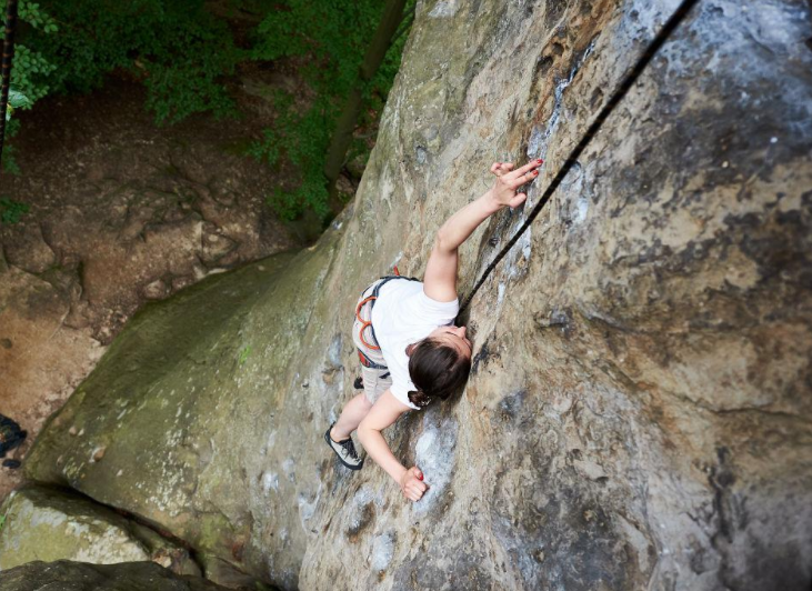 女子户外运动跳岩石摔碎骨?户外运动岩石为啥不能乱跳