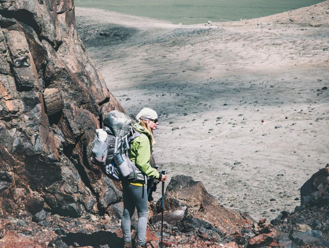 女子户外运动跳岩石摔碎骨?户外运动岩石为啥不能乱跳