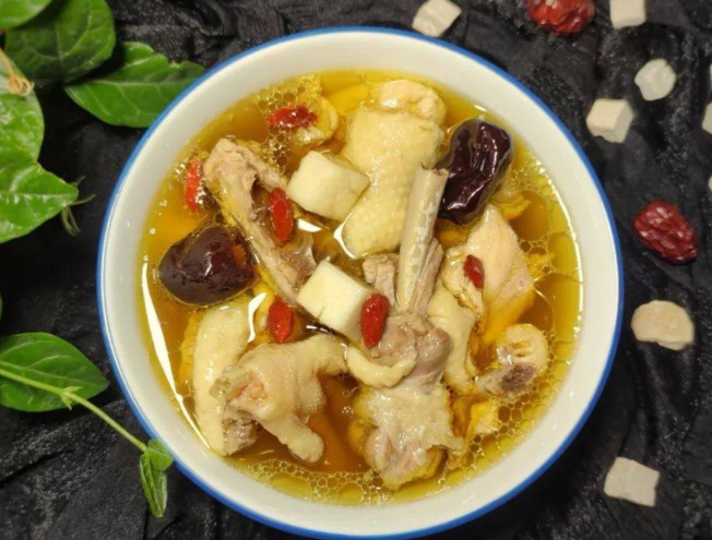 鸡汤滋补过头也上火?2025年冬季煲鸡汤的去火食材搭配法则 鸡汤滋补过头也上火?2025年冬季煲鸡汤的去火食材搭配法则