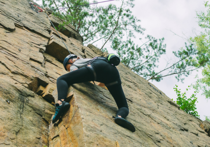 女子户外运动跳岩石摔碎骨?户外运动岩石为啥不能乱跳