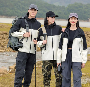 防水冲锋衣配登山裤实用百搭（防水冲锋衣的户外探险风穿搭2025）