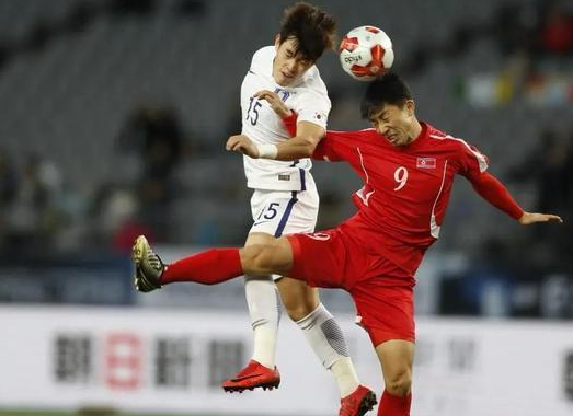朝鲜U-17球员赛前问候变"拳击"！朝鲜队员用拳头向日本队员打招呼