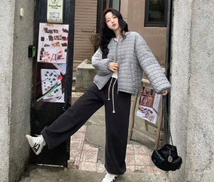 薄款棉服配九分直筒裤清爽干练（薄款棉服的轻通勤风穿搭2025）