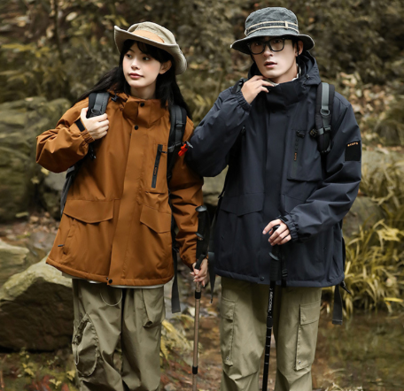 防水冲锋衣配登山裤实用百搭（防水冲锋衣的户外探险风穿搭2025）